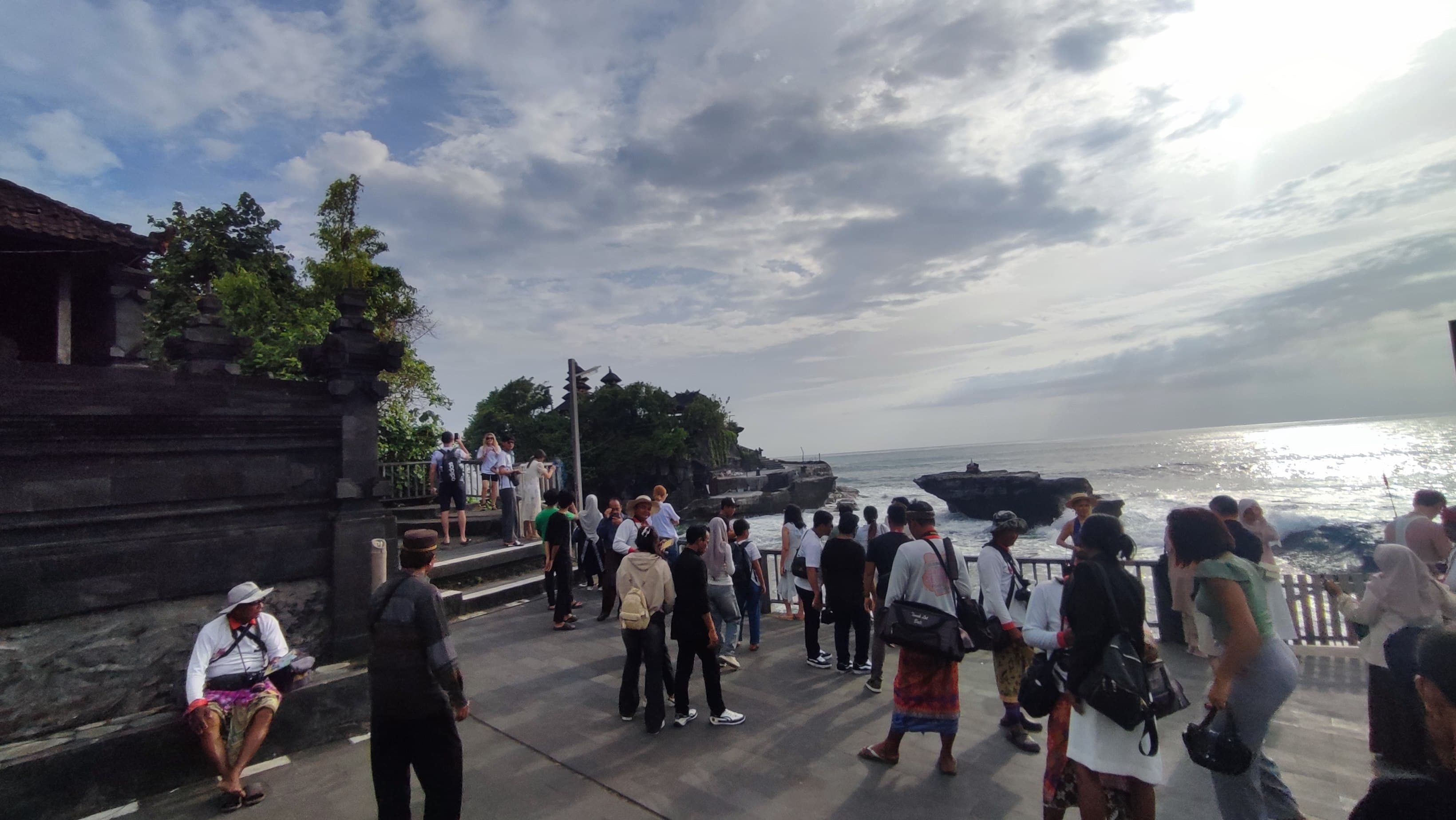 BALINEWS.ID, TABANAN - Sepanjang tahun 2025, Daerah Tujuan Wisata (DTW) Tanah Lot, Desa Beraban, Kecamatan Kediri, Tabanan, Bali mencapai 1,4 juta kunjungan wi…
