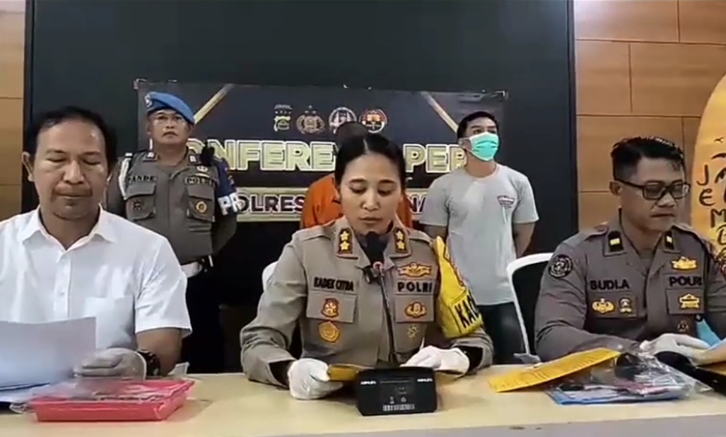 JEMBRANA, BALINEWS.ID - Satuan Reserse Narkoba Polres Jembrana mengungkap praktek budidaya ganja yang dilakukan oleh seorang pria di kecamatan Jembrana berinis…