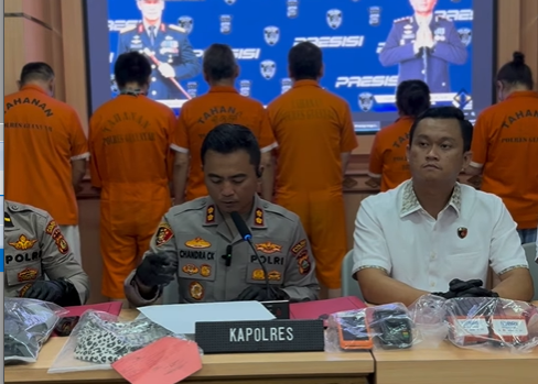 KRIMINAL, BALINEWS.ID - Polres Gianyar berhasil membongkar kasus pencurian yang melibatkan jaringan internasional di kawasan Ubud. Kasus ini diungkap dalam kon…