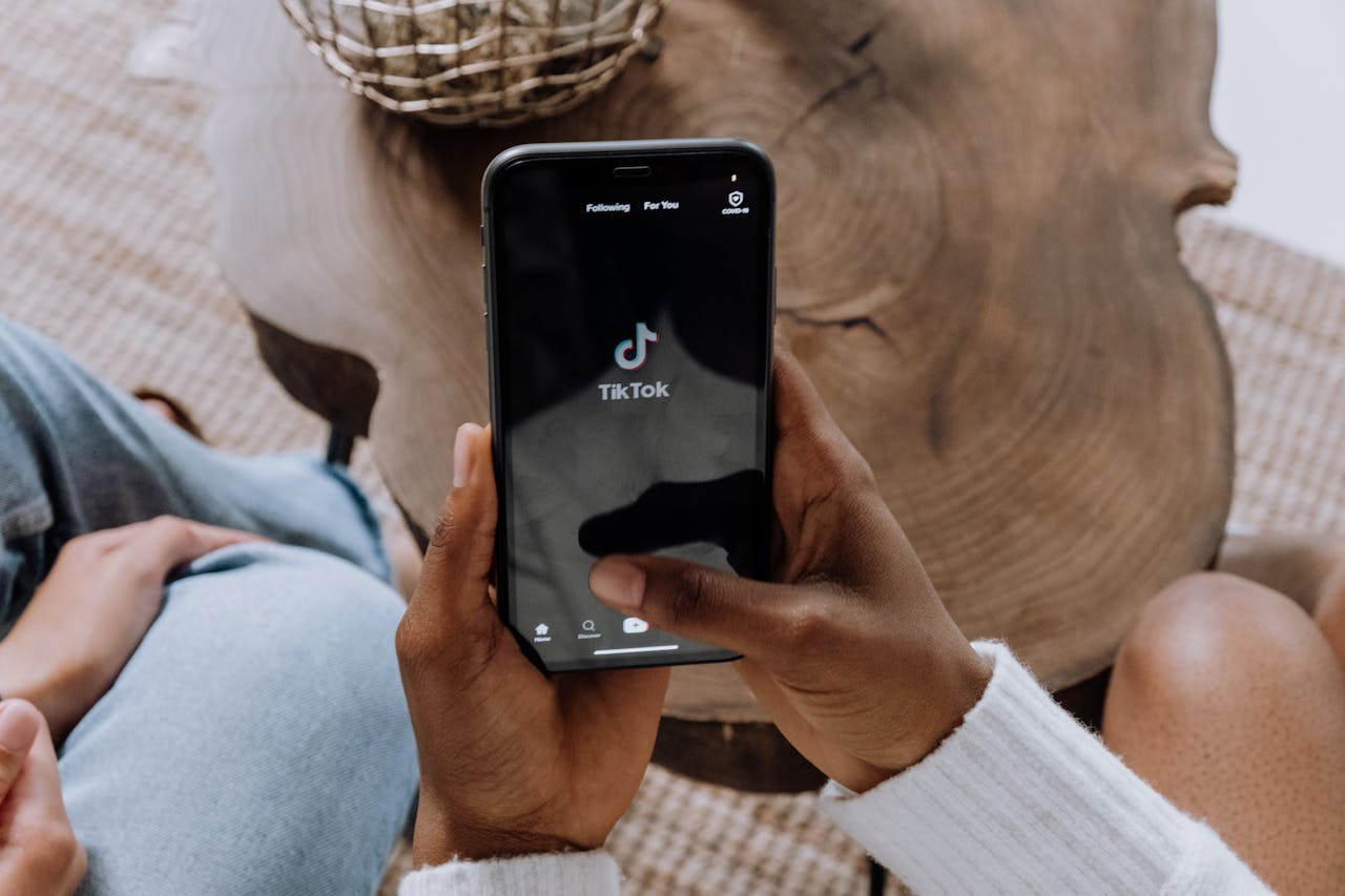 INTERMESO, BALINEWS.ID - Platform TikTok baru saja merilis daftar 20 lagu yang paling viral digunakan di aplikasi TikTok sepanjang tahun 2025. Dilansir dari Ti…