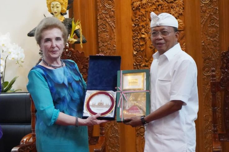 DENPASAR, BALINEWS.ID - Gubernur Bali Wayan Koster menerima kunjungan kehormatan Delegasi Majelis Nasional Hungaria di Jayasabha, Denpasar, Minggu (30/11). Kun…