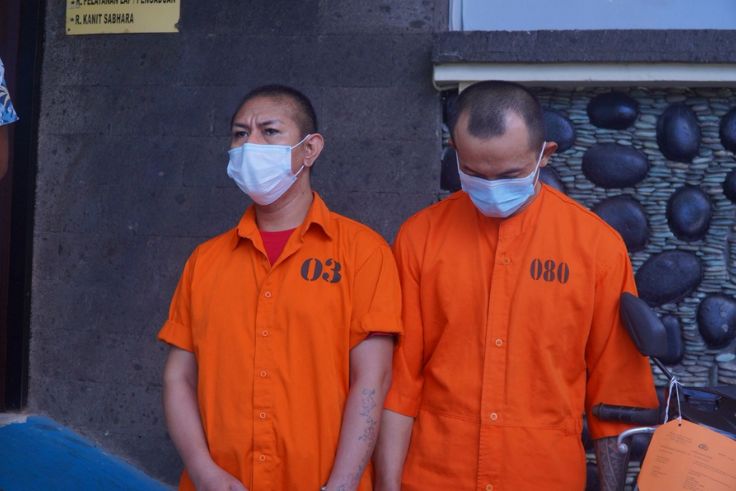 DENPASAR – BALINEWS.ID – Pengungkapan kasus peredaran narkoba kembali dilakukan Satresnarkoba Polresta Denpasar. Seorang waria yang dikenal dengan nama Dona, b…