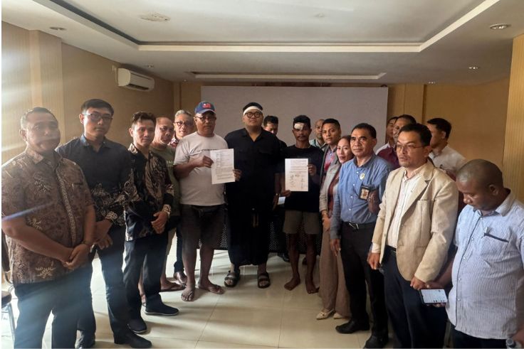 BADUNG, BALINEWS.ID – Ratusan warga Jimbaran menggelar aksi solidaritas terkait kasus pengeroyokan di Perumahan Puri Gading, Kelurahan Jimbaran. Aksi yang berl…