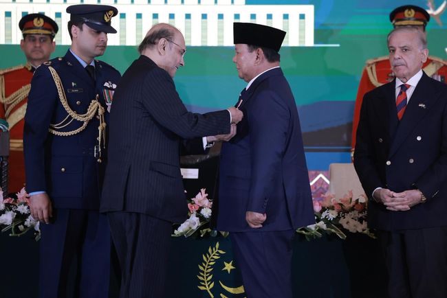 NASIONAL, BALINEWS.ID - Presiden RI Prabowo Subianto menerima penghargaan tertinggi dari Pemerintah Pakistan, “Nishan-e-Pakistan”, Selasa (9/12/25). Penghargaa…
