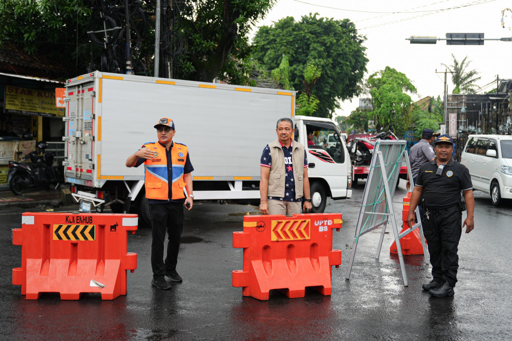 BADUNG, BALINEWS.ID - Dinas Perhubungan (Dishub) Kabupaten Badung mulai melaksanakan uji coba rekayasa atau perubahan arus lalu lintas di sembilan titik persim…