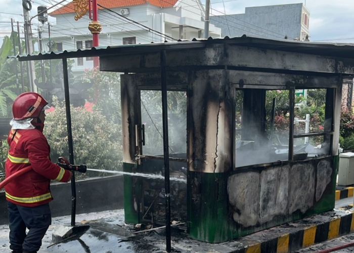 KLUNGKUNG, BALINEWS.ID - Kebakaran terjadi di Pos Jaga Tiket pintu masuk RSUD Kabupaten Klungkung yang berlokasi di Jalan Flamboyan, Banjar Budaga, Kecamatan K…