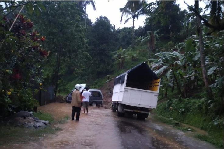 TABANAN, BALINEWS.ID - Hujan deras yang terjadi di Kecamatan Pupuan, Tabanan pada Kamis (15/1/26) mengakibatkan longsor dan pohon tumbang. Bahkan Jalan Antosar…