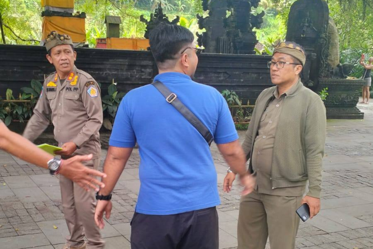 GIANYAR, BALINEWS.ID - Satpol PP Provinsi Bali bersama Satpol PP Kabupaten Gianyar dan DPD Himpunan Pramuwisata Indonesia (HPI) Bali melaksanakan razia dalam r…