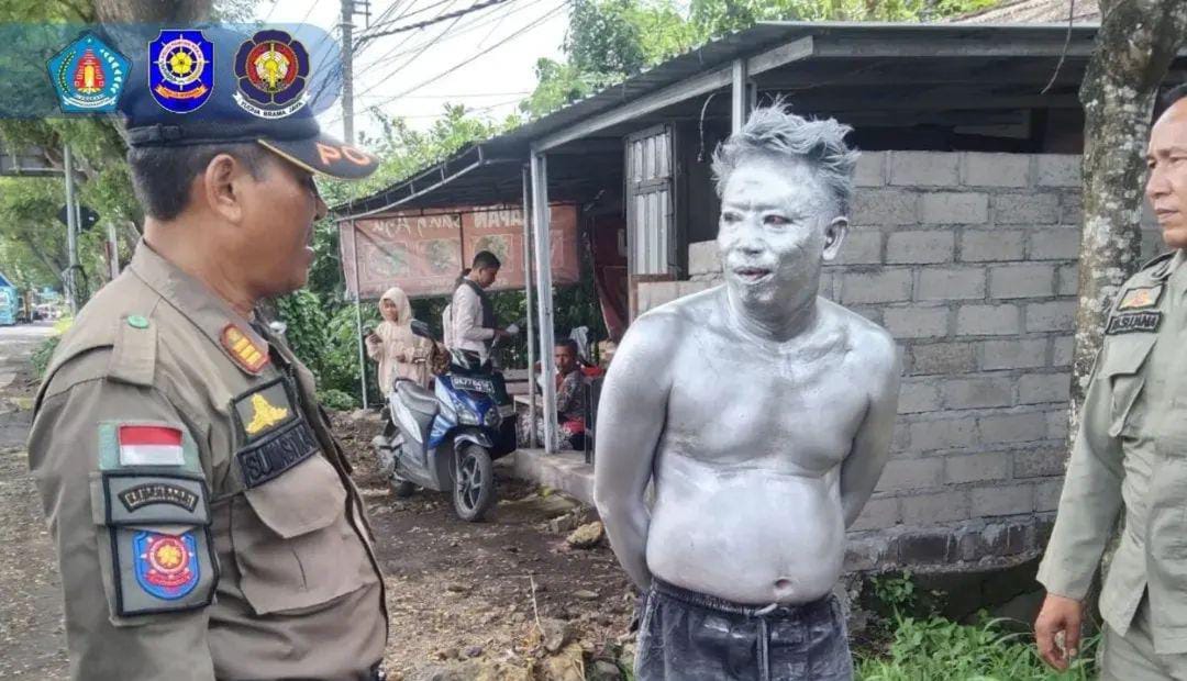 SEMARAPURA, BALINEWS.ID – Satuan Polisi Pamong Praja dan Pemadam Kebakaran (Satpol PP dan Damkar) Kabupaten Klungkung menertibkan seorang manusia silver yang b…