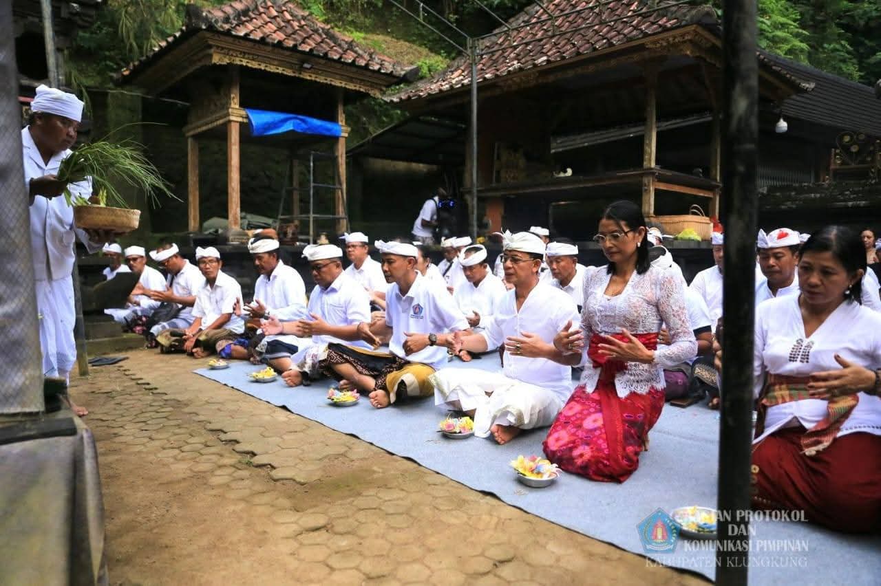 KLUNGKUNG, BALINEWS.ID — Mengawali tahun baru 2026, Pemerintah Kabupaten Klungkung melaksanakan kegiatan nunas pelukatan dan persembahyangan bersama di Pura Ti…