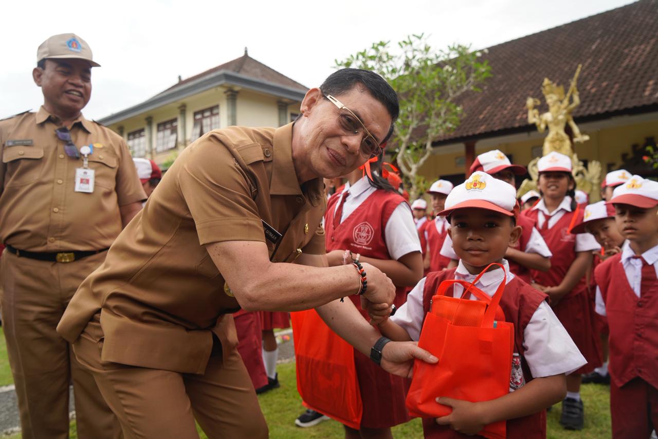 KLUNGKUNG, BALINEWS.ID — Bupati Klungkung I Made Satria menegaskan pentingnya pembentukan pendidikan karakter sejak dini saat melakukan kunjungan ke sejumlah s…