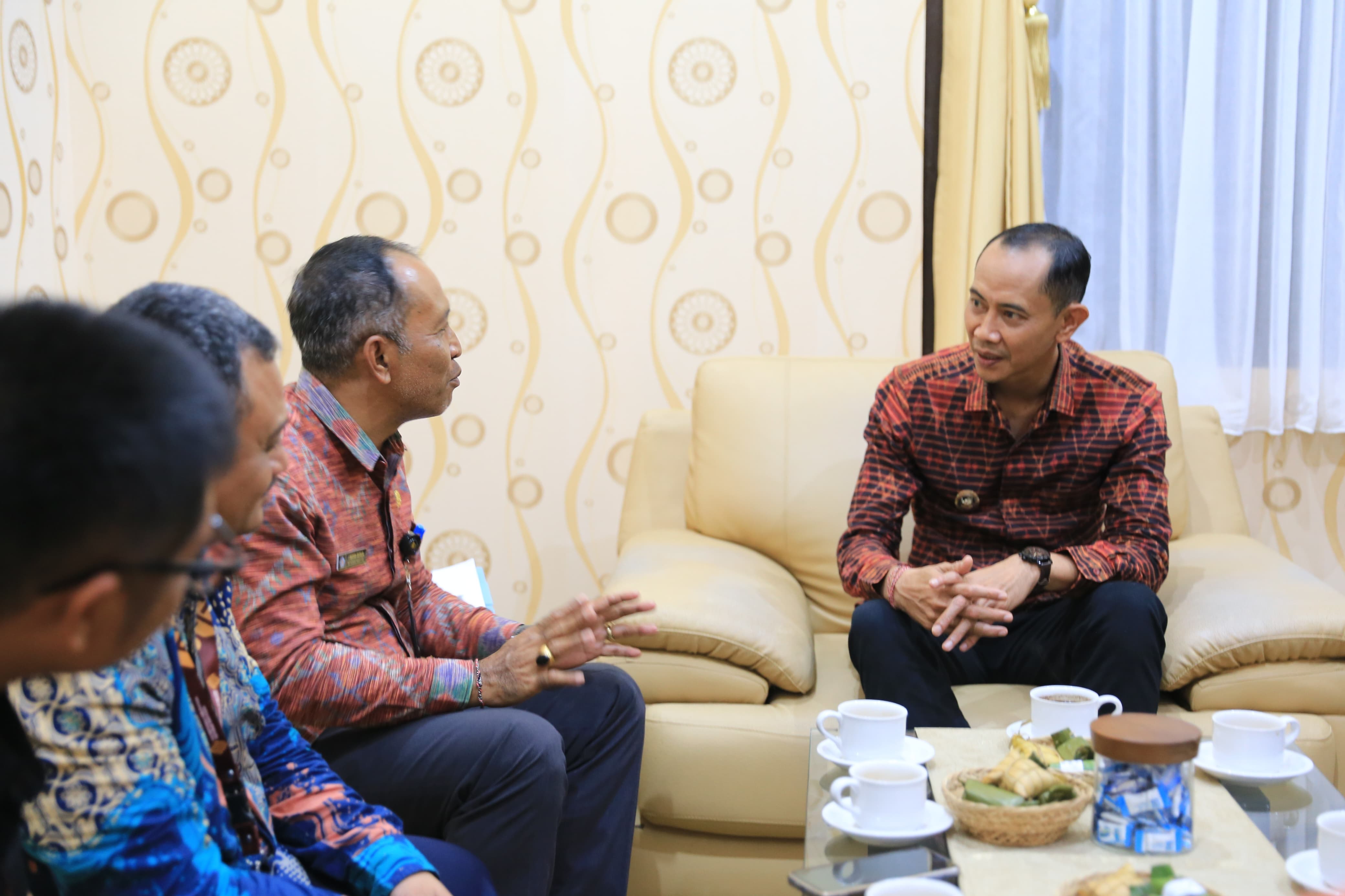 SEMARAPURA, BALINEWS.ID – Wakil Bupati Klungkung Tjokorda Gde Surya Putra menerima audiensi Kepala Balai Pelestarian Kebudayaan Wilayah XV yang didampingi Kepa…