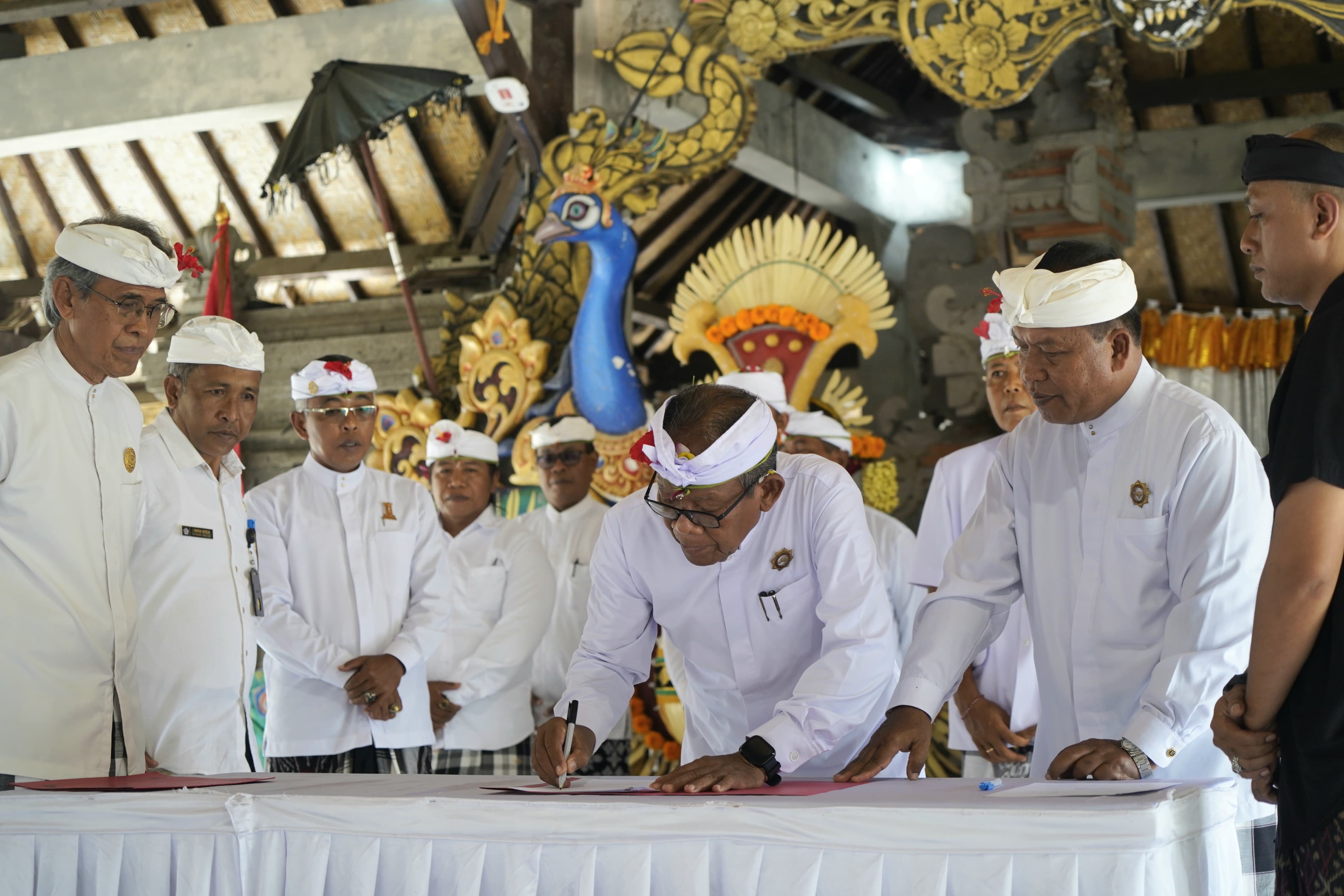 KLUNGKUNG, BALINEWS.ID — Bupati Klungkung I Made Satria menghadiri upacara pengukuhan Prajuru Majelis Desa Adat (MDA) Kecamatan se-Kabupaten Klungkung masa bak…