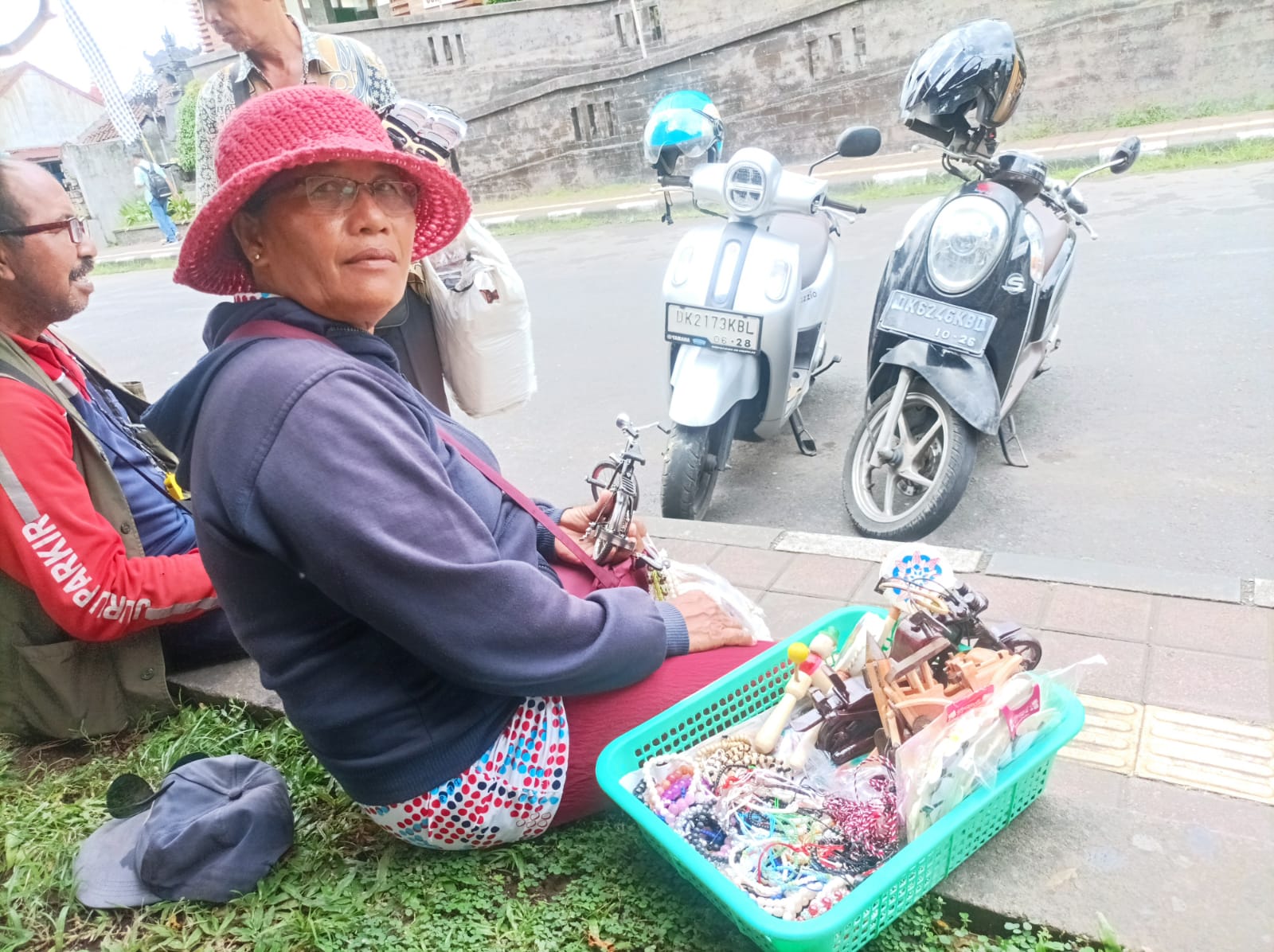 GIANYAR, BALINEWS.ID – Di tengah hiruk-pikuk pariwisata Bali, masih ada kisah sunyi tentang perjuangan hidup yang jarang terdengar. Salah satunya datang dari N…