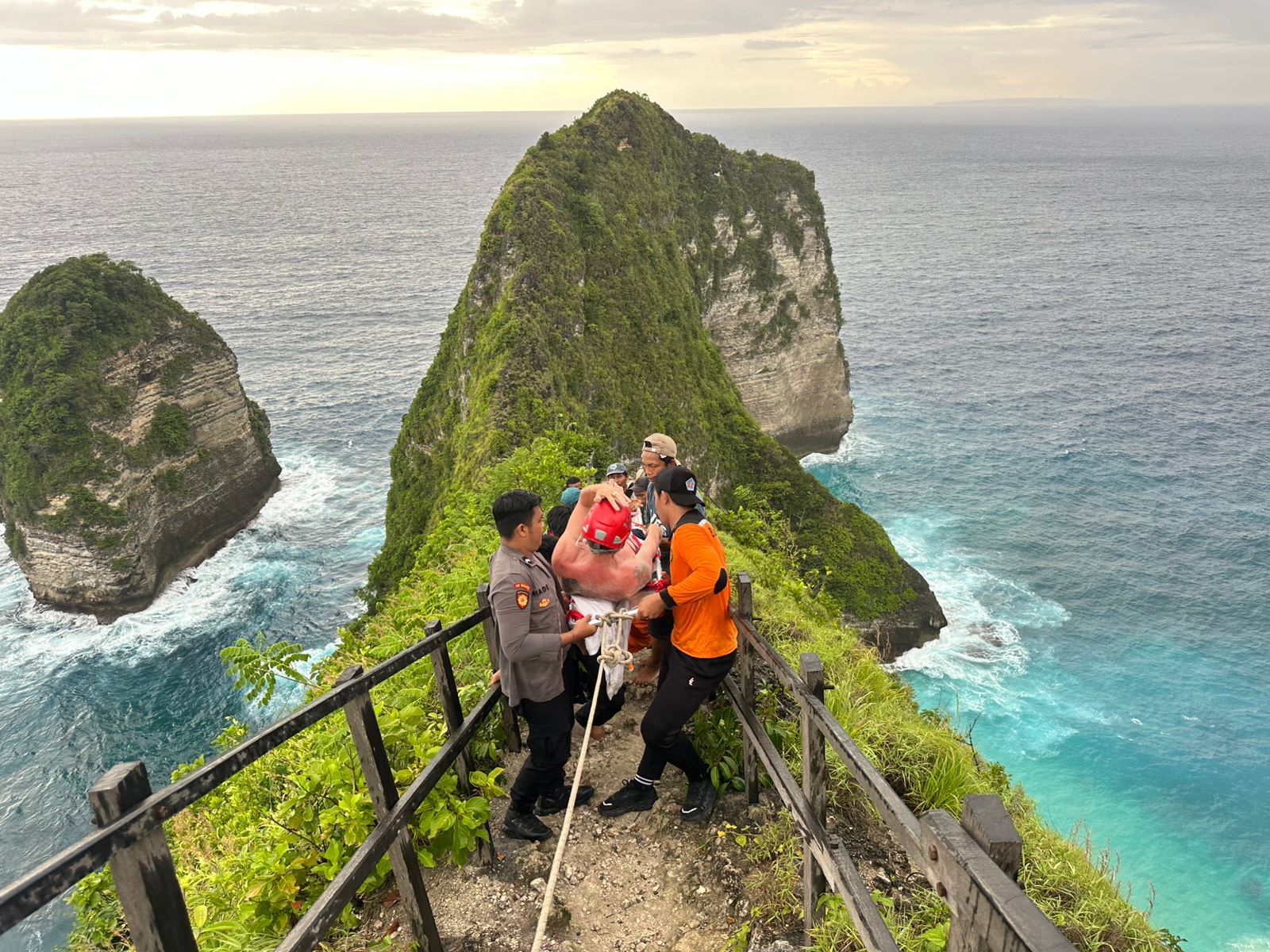 NUSA PENIDA, BALINEWS.ID - Aparat Polsek Nusa Penida bersama Tim Basarnas Nusa Penida mengevakuasi seorang warga negara asing (WNA) asal Republik Ceko yang men…