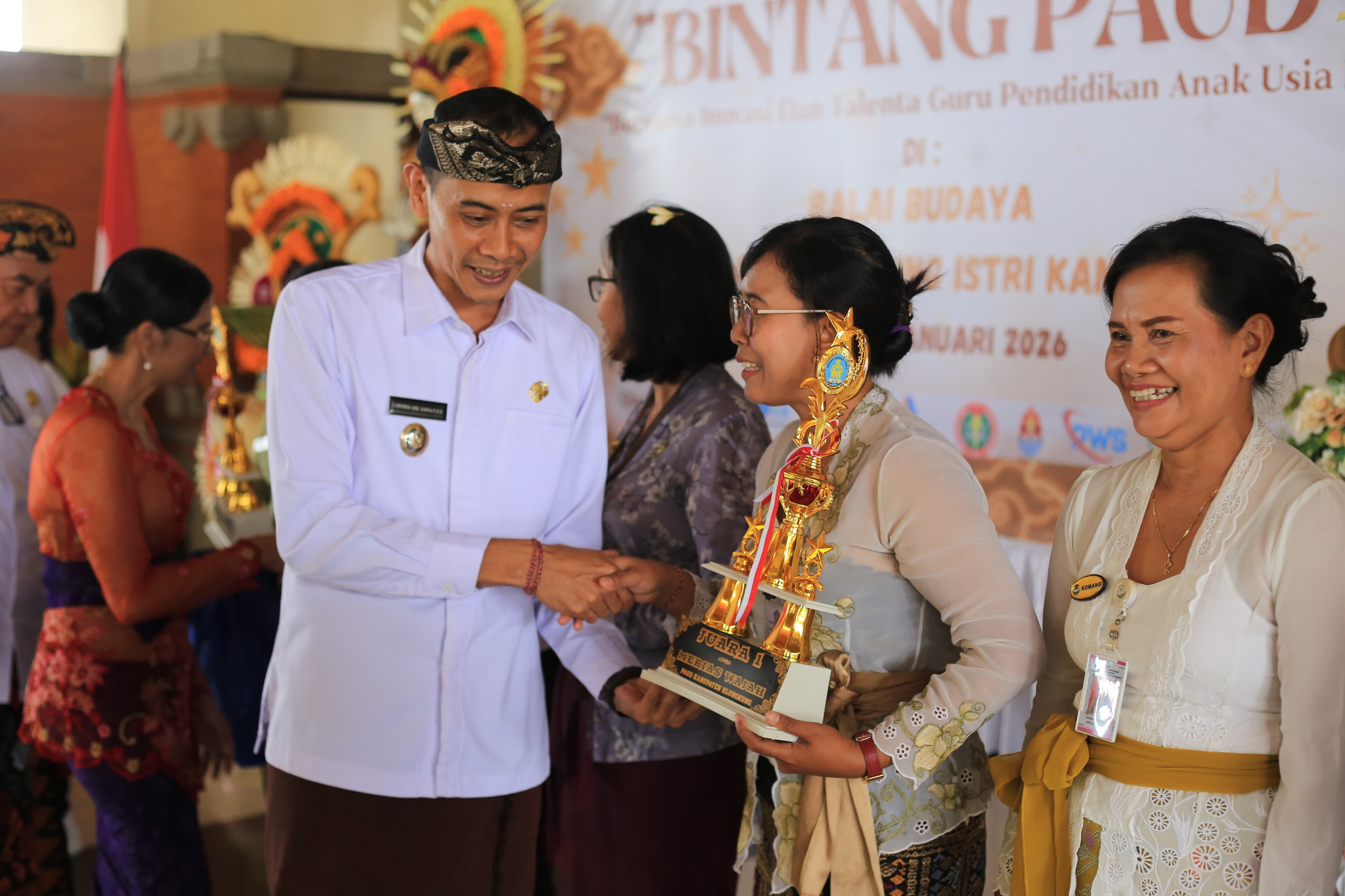 KLUNGKUNG, BALINEWS.ID – Wakil Bupati Klungkung Tjokorda Gde Surya Putra mewakili Bupati Klungkung menghadiri Pentas Seni Pendidik dan Tenaga Kependidikan PAUD…