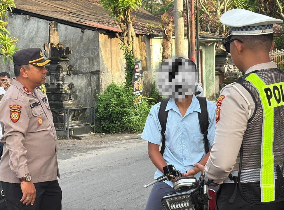 NUSA PENIDA, BALINEWS.ID - Kepolisian Sektor Nusa Penida menggelar kegiatan strong point pada jam sibuk pagi hari sebagai upaya meningkatkan ketertiban dan kes…