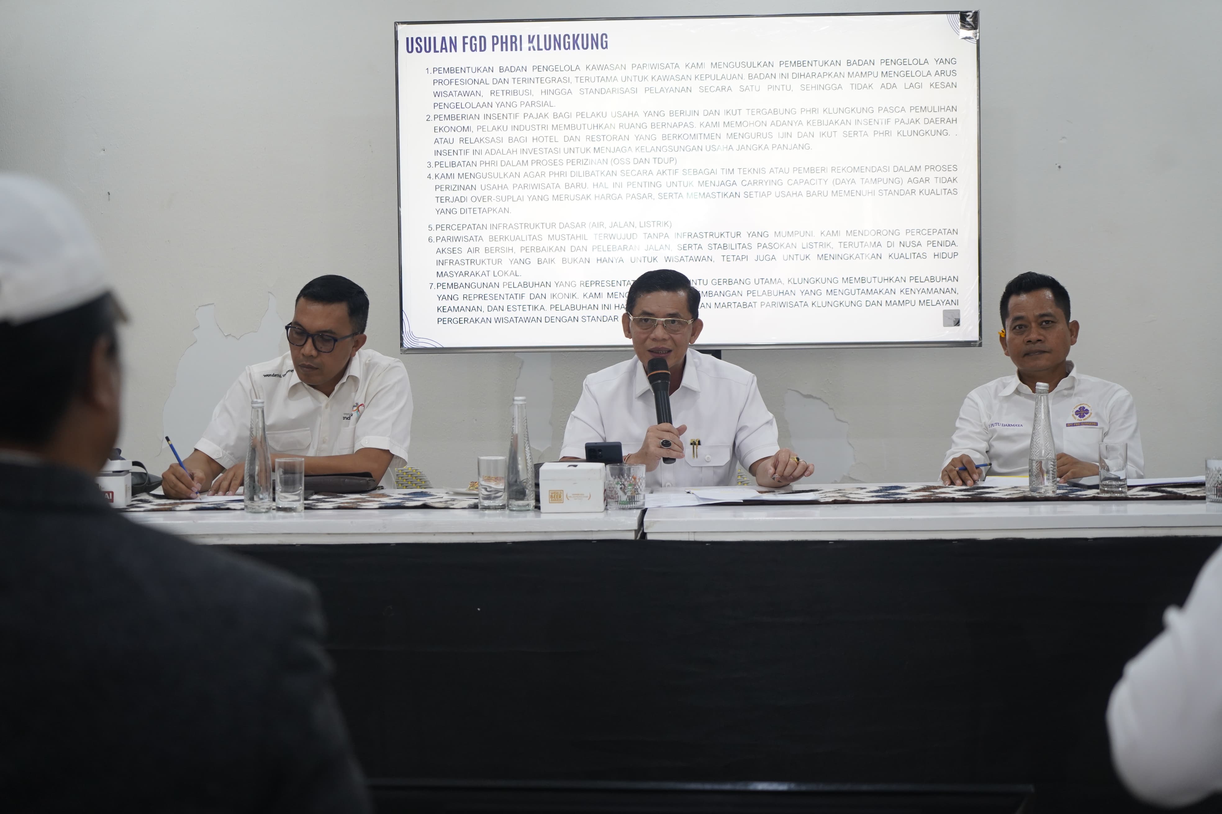 NUSA PENIDA, BALINEWS.ID - Bupati Klungkung I Made Satria secara resmi membuka Rapat Kerja Cabang (Rakercab) ke-II Perhimpunan Hotel dan Restoran Indonesia (PH…