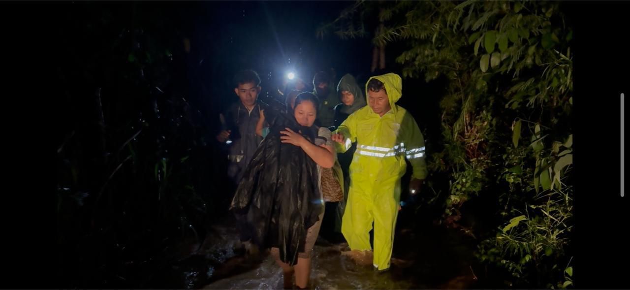NUSA PENIDA, BALINEWS.ID – Curah hujan tinggi yang mengguyur wilayah Nusa Penida sejak Selasa sore hingga malam hari menyebabkan banjir di Desa Ped, Kecamatan …