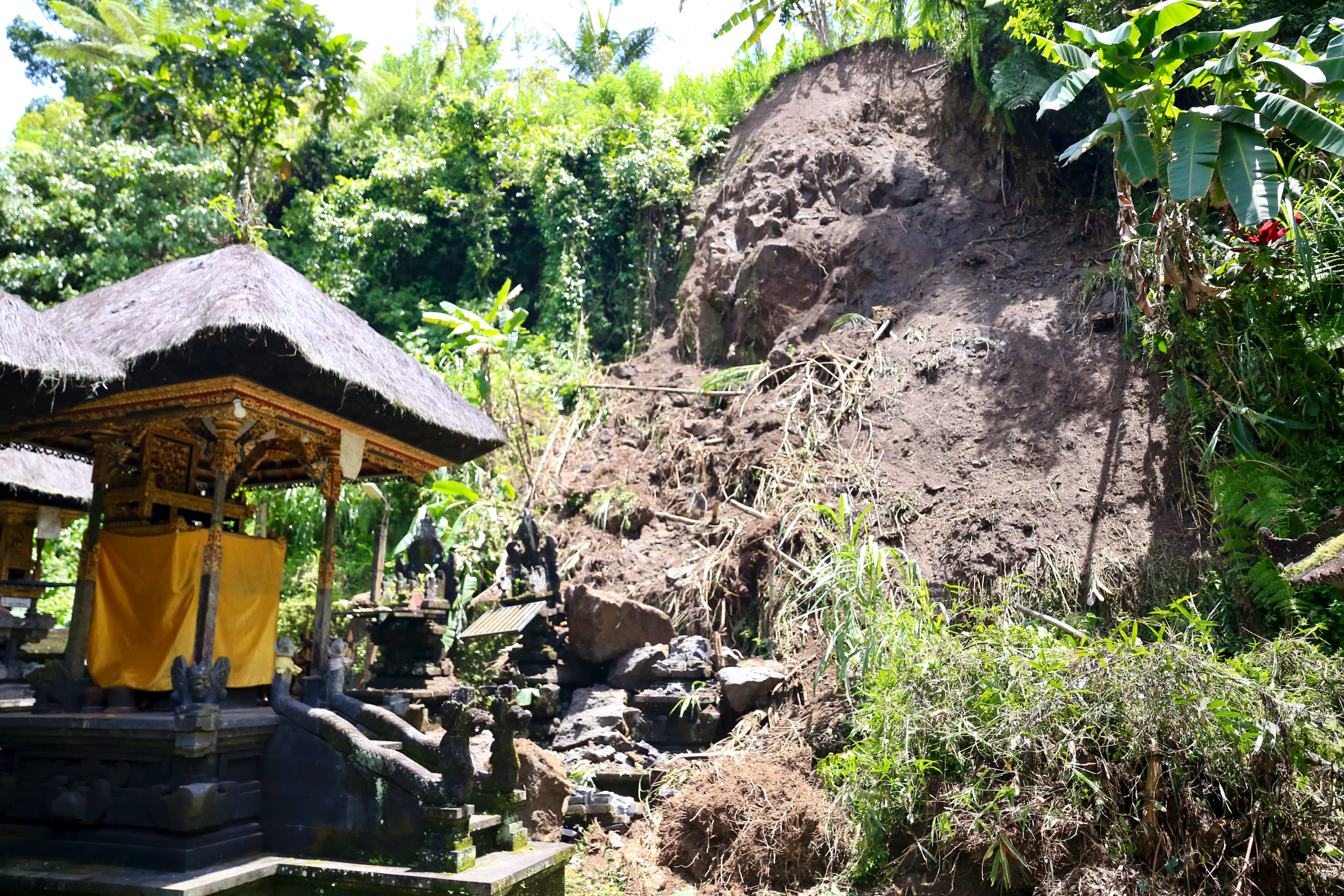 KLUNGKUNG, BALINEWS.ID — Curah hujan tinggi yang mengguyur wilayah Kabupaten Klungkung pada Minggu (19/1/2026) memicu terjadinya tanah longsor di Dusun Kawan, …