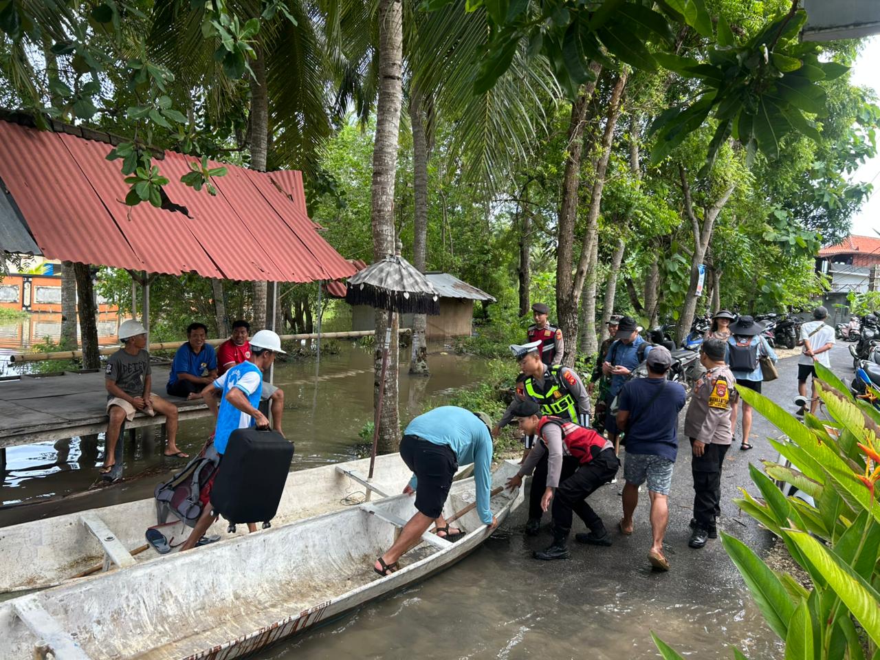 NUSA PENIDA, BALINEWS.ID — Hujan dengan intensitas tinggi yang mengguyur wilayah Nusa Ceningan, Kecamatan Nusa Penida, Kabupaten Klungkung, pada Rabu (21/1/202…