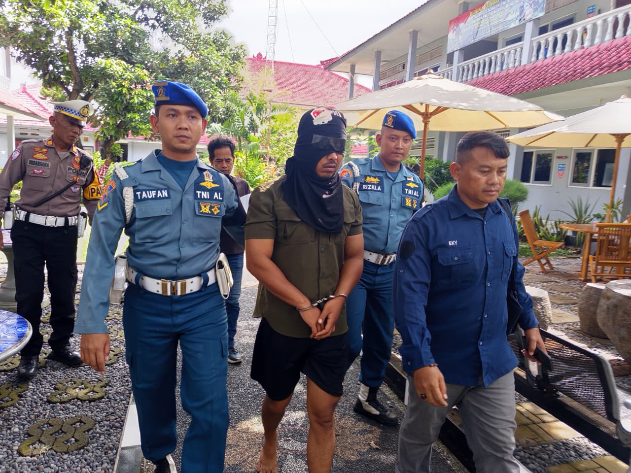 DENPASAR, BALINEWS.ID - Seorang pria berinisial ASN (33) berhasil dibekuk tim Intel Gabungan Kodaeral V dan Lanal Bali lantaran melakukan transaksi penjualan s…