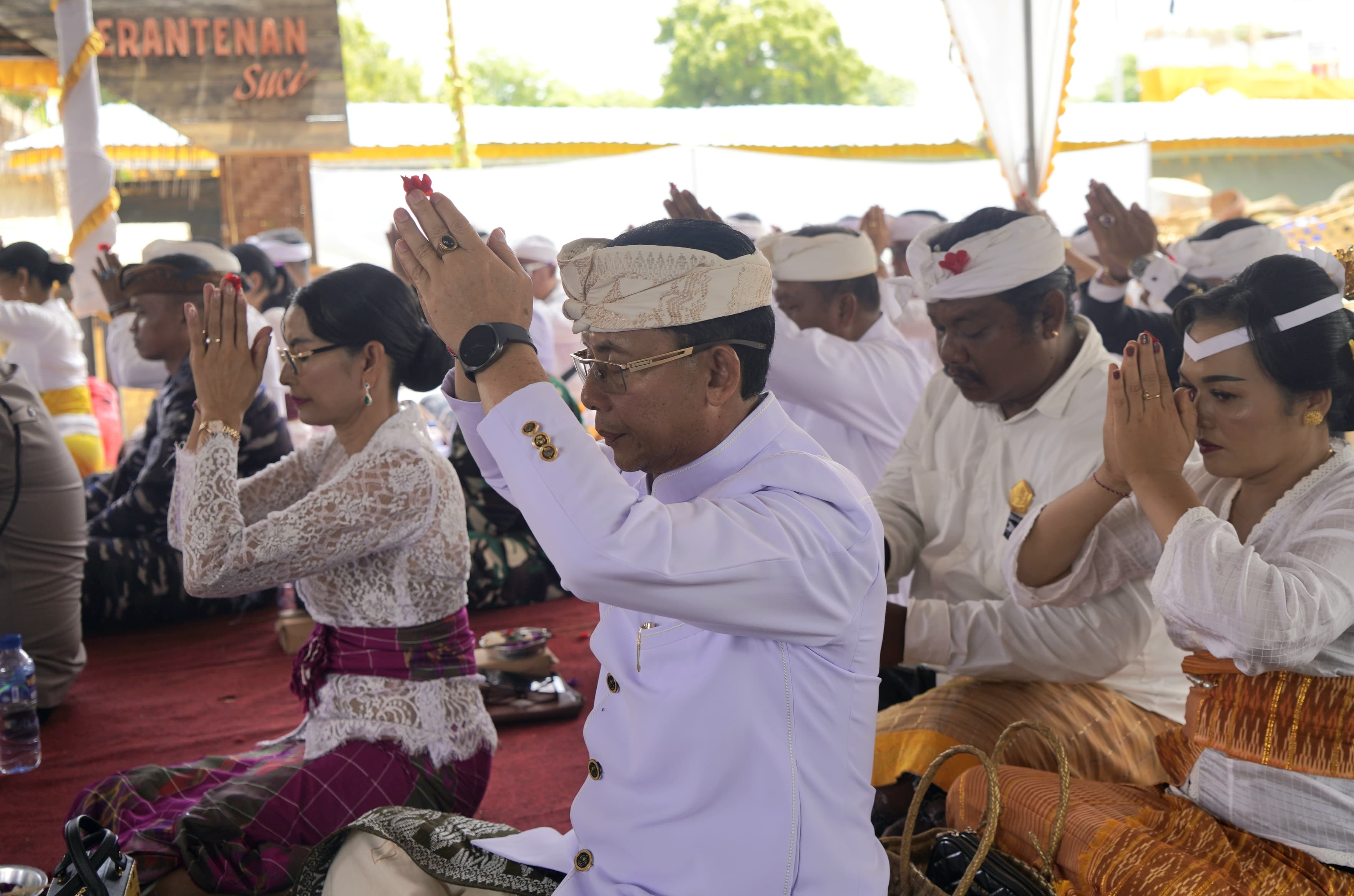 NUSA PENIDA, BALINEWS.ID - Bupati Klungkung I Made Satria bersama Ny. Eva Satria menghadiri pelaksanaan upacara Tawur Labuh Gentuh yang digelar di Pura Dalem S…