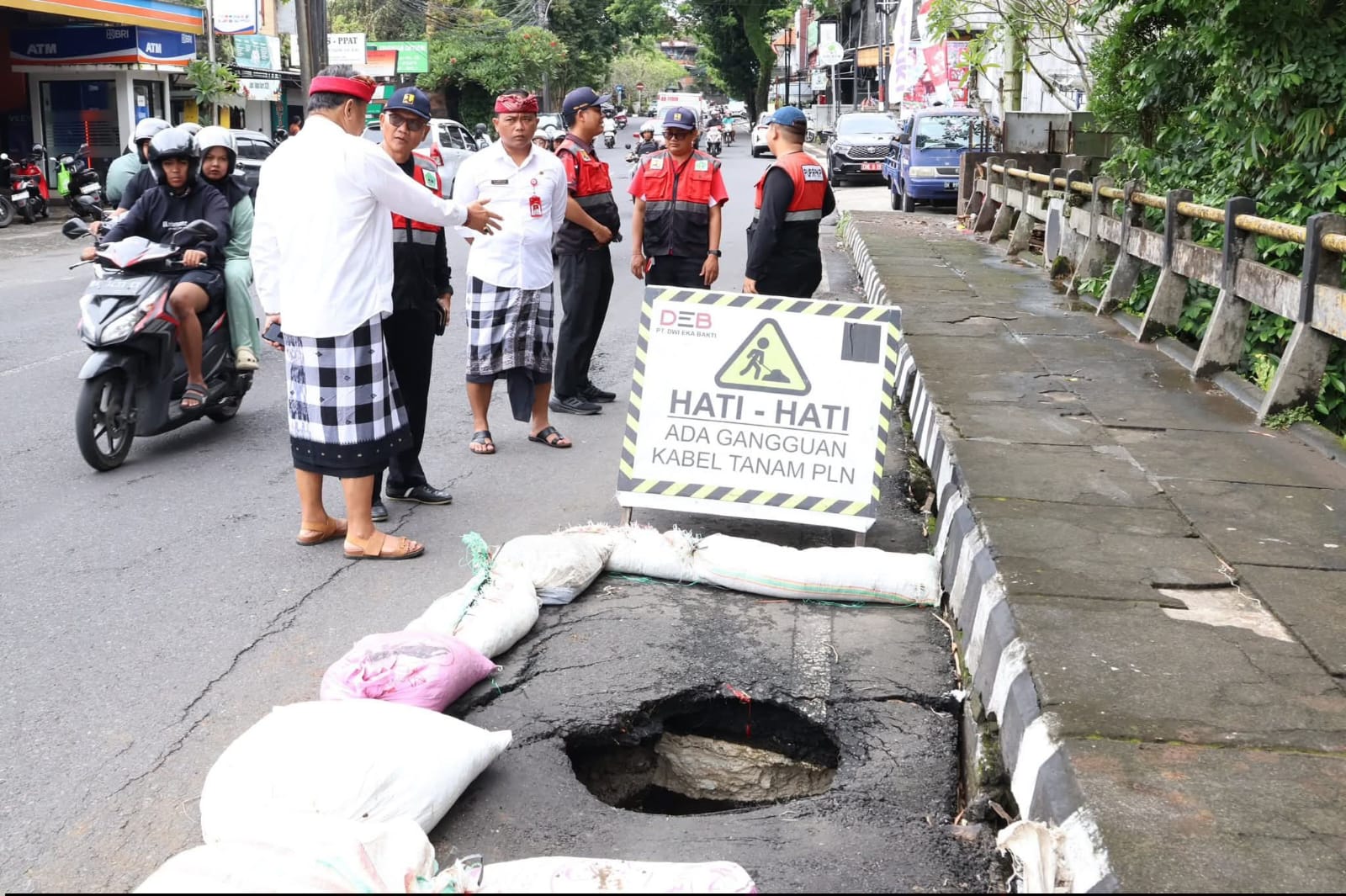 TABANAN, BALINEWS.ID - Wakil Bupati Tabanan I Made Dirga didampingi Tim Teknis Dinas Pekerjaan Umum Kabupaten Tabanan meninjau ruas jalan yang rusak dan jebol …
