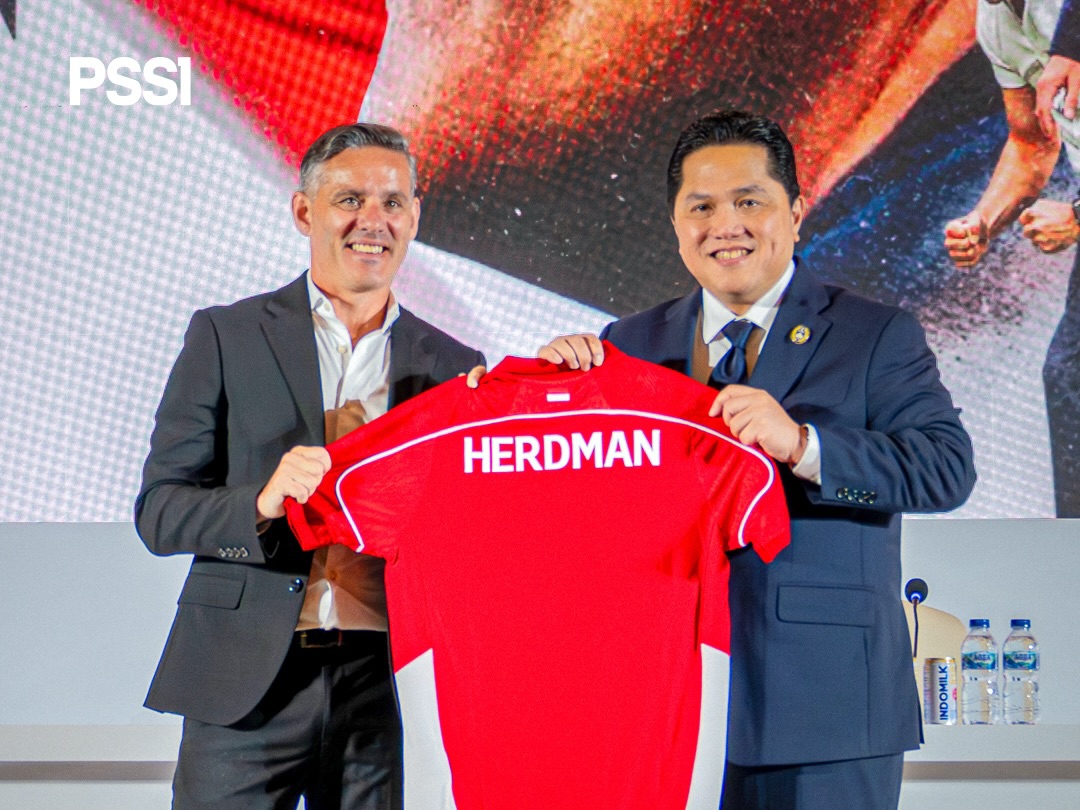 OLAHRAGA, BALINEWS.ID - John Herdman, secara resmi menjadi pelatih tim nasional sepak bola Indonesia usai dirinya diperkenalkan oleh PSSI melalui jumpa pers ya…