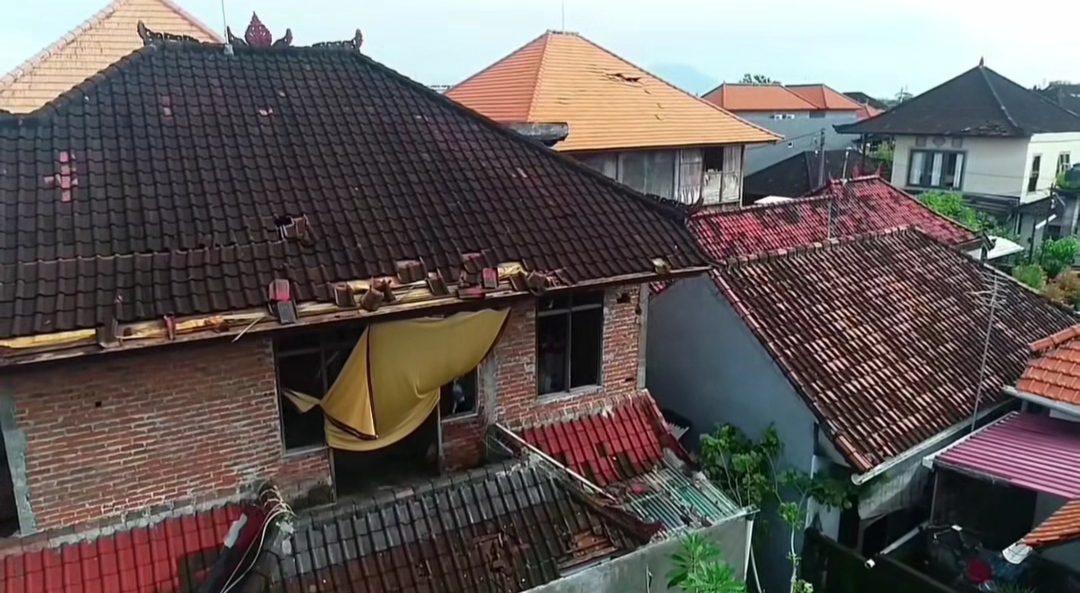 DENPASAR, BALINEWS.ID - Hujan deras disertai angin puting beliung melanda Desa Sanur Kauh, Kecamatan Denpasar Selatan, pada Rabu (21/1/26) dini hari sekitar pu…