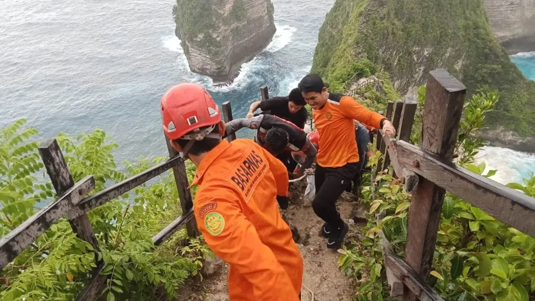 KLUNGKUNG, BALINEWS.ID - Seorang warga negara asing asal Republik Ceko yang mengalami cedera saat berwisata di Pantai Kelingking, Kecamatan Nusa Penida, Kabupa…