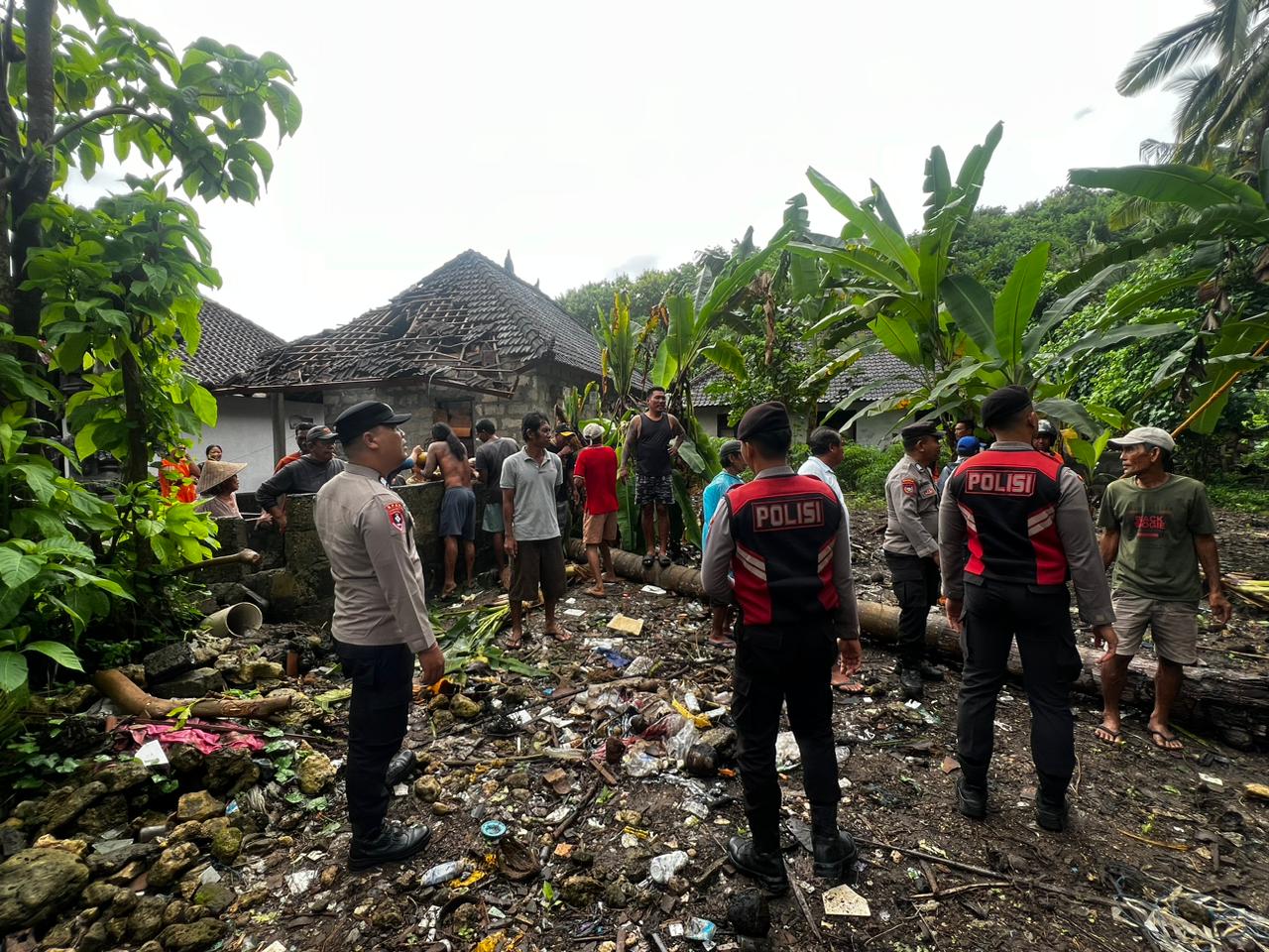 NUSA PENIDA, BALINEWS.ID - Hujan lebat yang disertai angin kencang melanda wilayah Kecamatan Nusa Penida, Kabupaten Klungkung, Kamis dini hari (22/1/2026). Aki…
