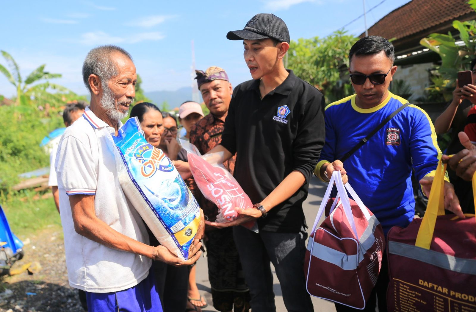 KLUNGKUNG, BALINEWS.ID – Wakil Bupati Klungkung, Tjokorda Gde Surya Putra, meninjau langsung kondisi rumah warga yang terdampak abrasi di kawasan pesisir Panta…