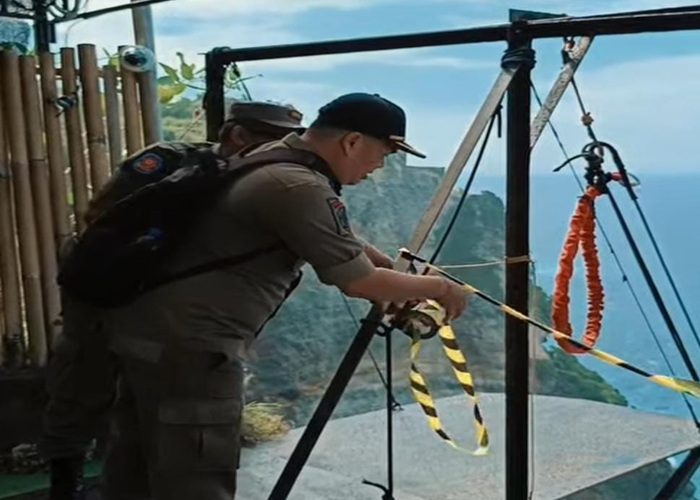 KLUNGKUNG, BALINEWS.ID – Satuan Polisi Pamong Praja (Satpol PP) dan Pemadam Kebakaran Kabupaten Klungkung menutup kegiatan usaha Bungee Jumping Extreme Park ya…