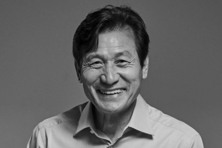GLOBAL, BALINEWS.ID - Dunia perfilman Korea Selatan berduka. Aktor senior Ahn Sung Ki dilaporkan meninggal dunia pada Senin (5/1/2026) setelah mengalami penur…