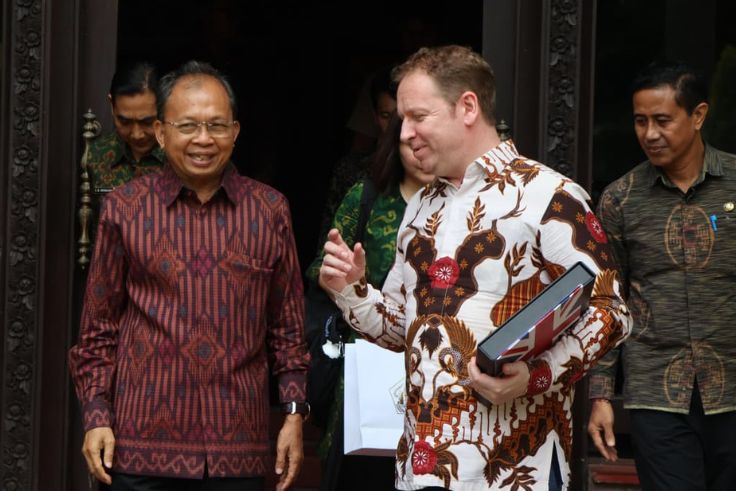 DENPASAR, BALINEWS.ID – Pemerintah Inggris menyatakan komitmennya membantu Pemerintah Provinsi Bali dalam mengatasi persoalan krusial, mulai dari kemacetan lal…