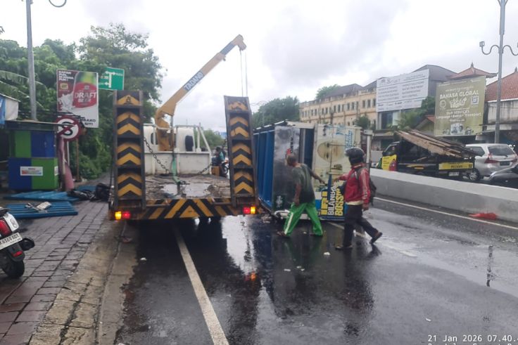 DENPASAR, BALINEWS.ID – Sebuah truk pengangkut daging potong terguling setelah menabrak pembatas jalan di Jalan Sunset Road, Kuta, Badung, Rabu (21/1/2026) din…