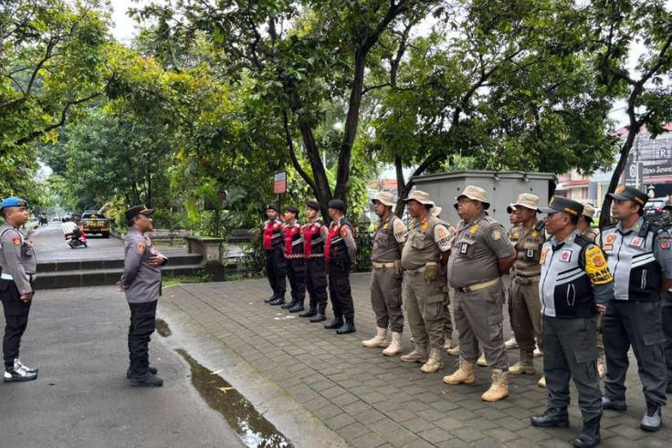 DENPASAR TIMUR – Aparat gabungan menertibkan sejumlah pengunjung yang kedapatan membawa minuman keras (miras) saat berada di kawasan Monumen Bajra Sandi, Desa …