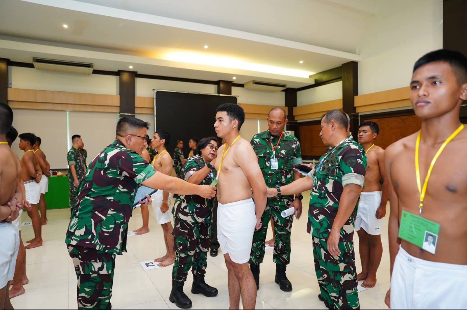 DENPASAR, BALINEWS.ID — Kepala Staf Kodam (Kasdam) IX/Udayana Brigjen TNI Taufiq Hanafi memimpin Sidang Parade Calon Bintara Prajurit Karier (Caba PK) TNI Angk…