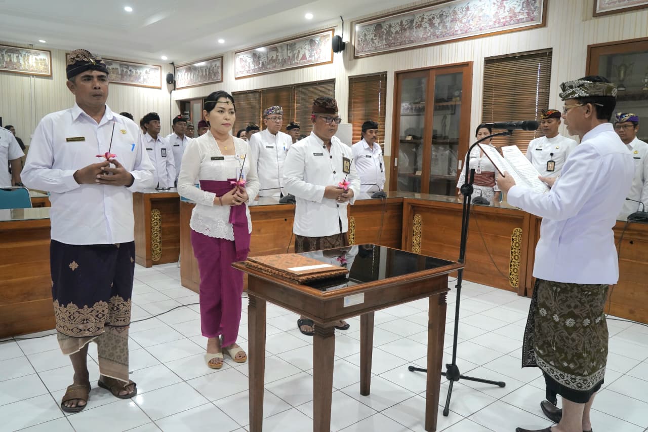 KLUNGKUNG, BALINEWS.ID — Bupati Klungkung I Made Satria melantik dan mengambil sumpah/janji tiga Pejabat Pimpinan Tinggi Pratama (Eselon II) di lingkungan Peme…