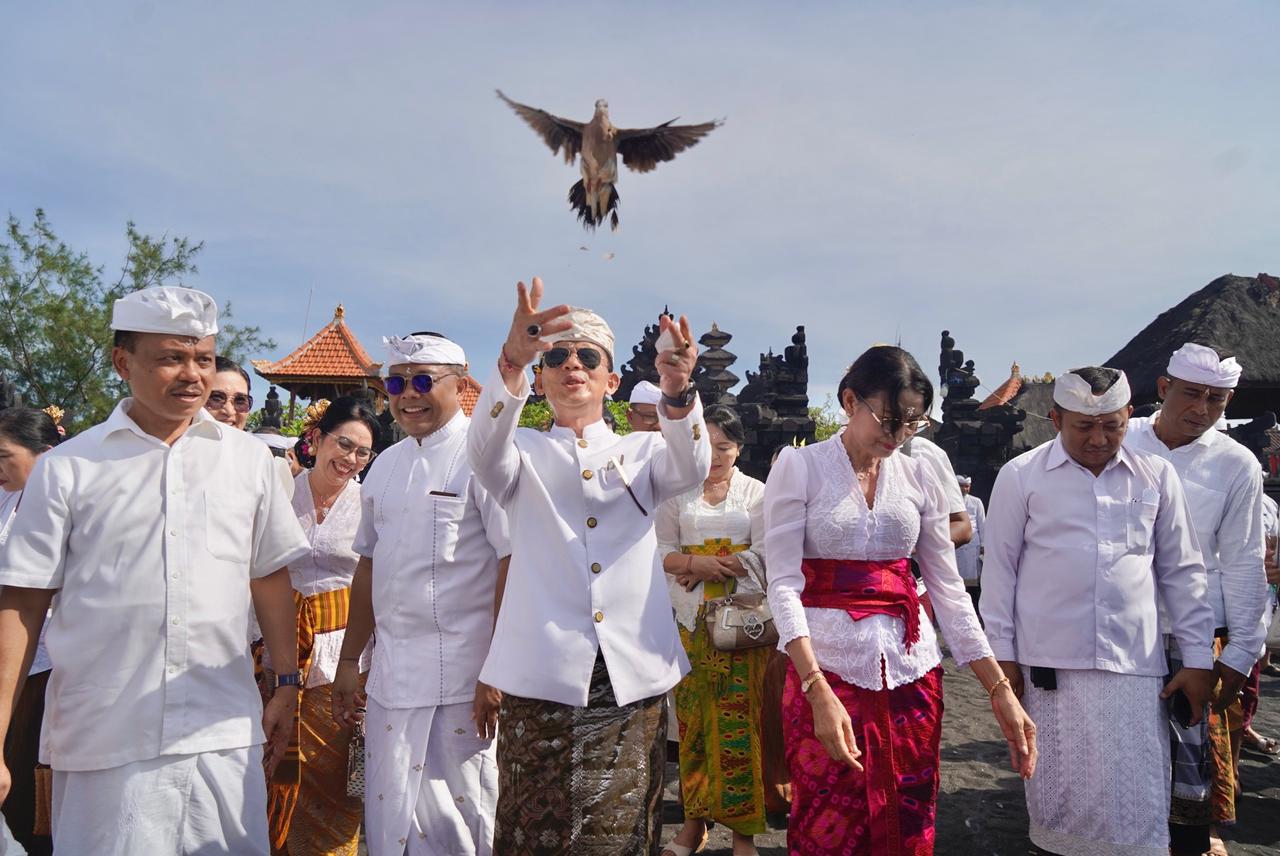 KLUNGKUNG, BALINEWS.ID — Peringatan Hari Suci Tumpek Uye atau Tumpek Kandang dilaksanakan melalui persembahyangan bersama yang dipusatkan di Pura Watu Klotok, …