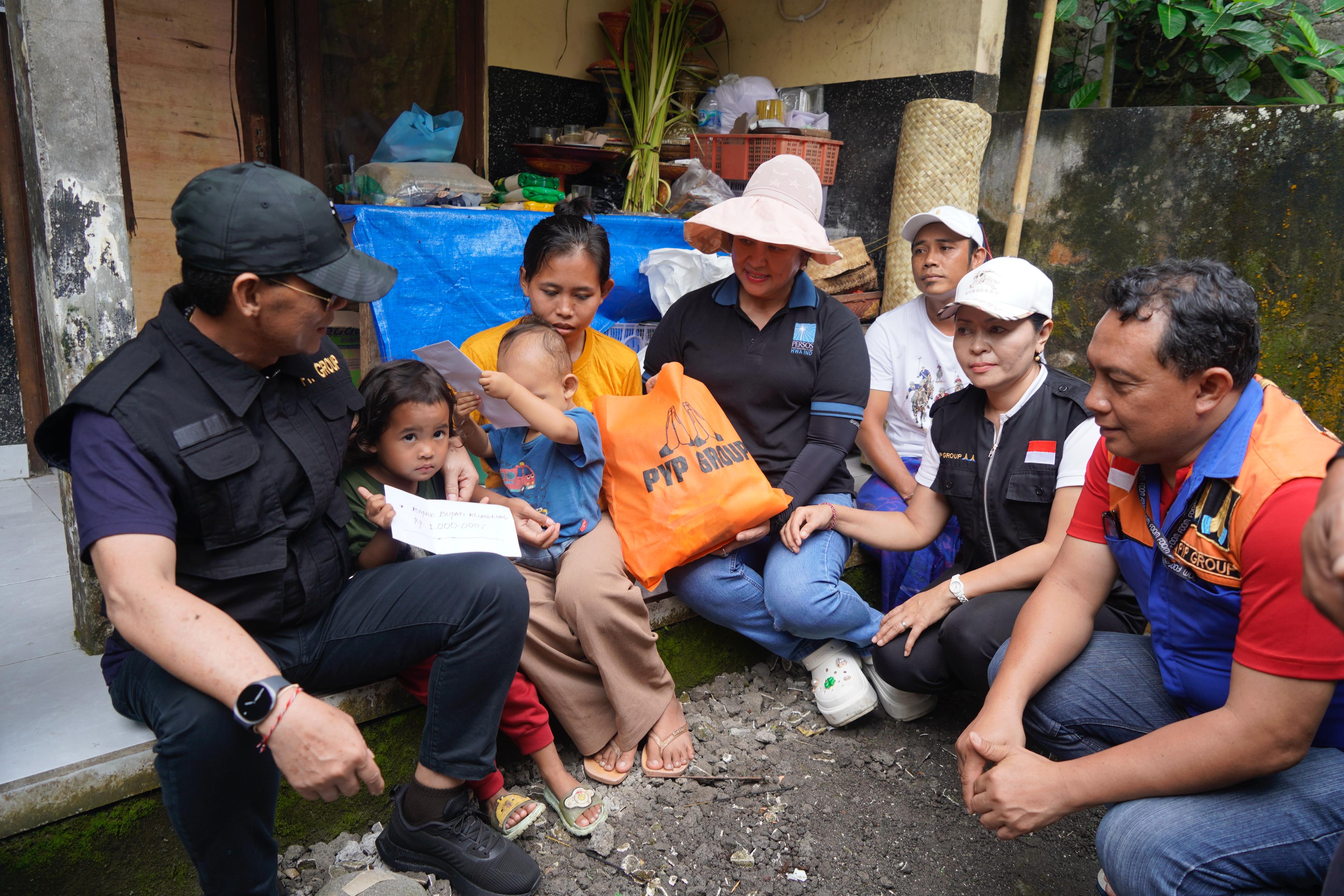 KLUNGKUNG, BALINEWS.ID – Bupati Klungkung I Made Satria bersama Ny. Eva Satria menggandeng Komunitas Sosial Peduli Yatim Piatu (PYP) menyalurkan bantuan sosial…