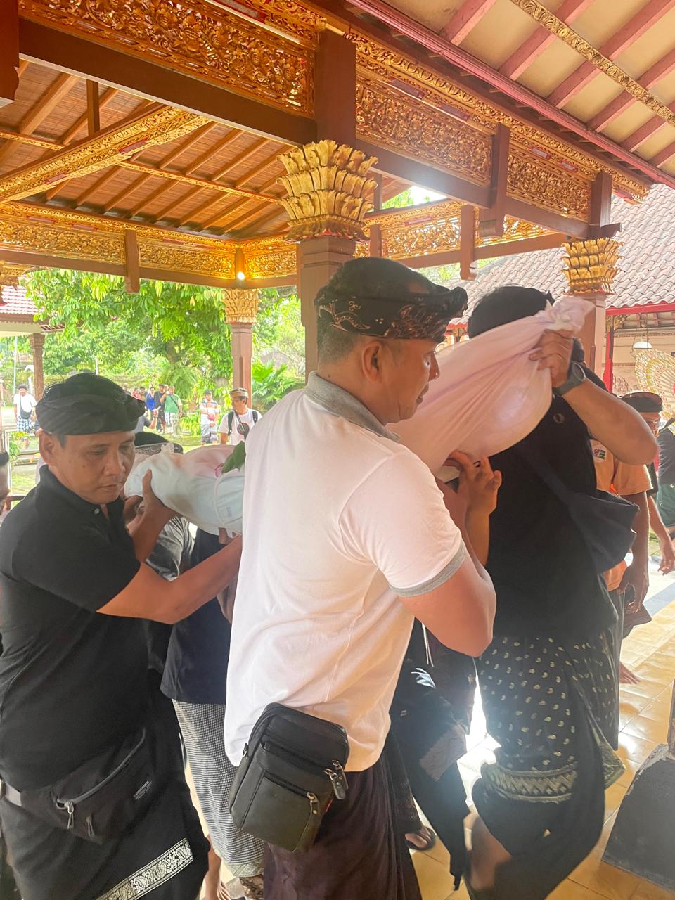 GIANYAR, BALINEWS.ID – Suasana duka menyelimuti Puri Agung Gianyar dan masyarakat Kabupaten Gianyar. Mantan Bupati Gianyar dua periode, Anak Agung Gde Agung Bh…