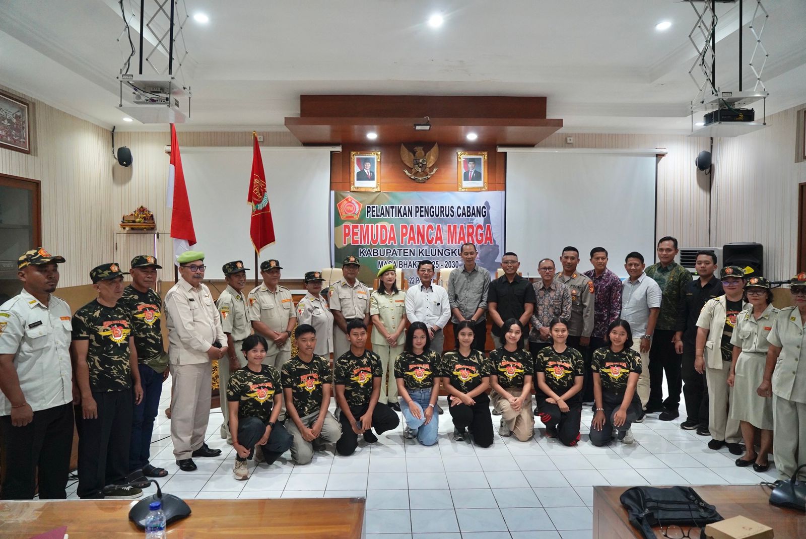KLUNGKUNG, BALINEWS.ID - Bupati Klungkung I Made Satria menghadiri pelantikan Pengurus Cabang Pemuda Panca Marga (PPM) Kabupaten Klungkung masa bhakti 2025–203…