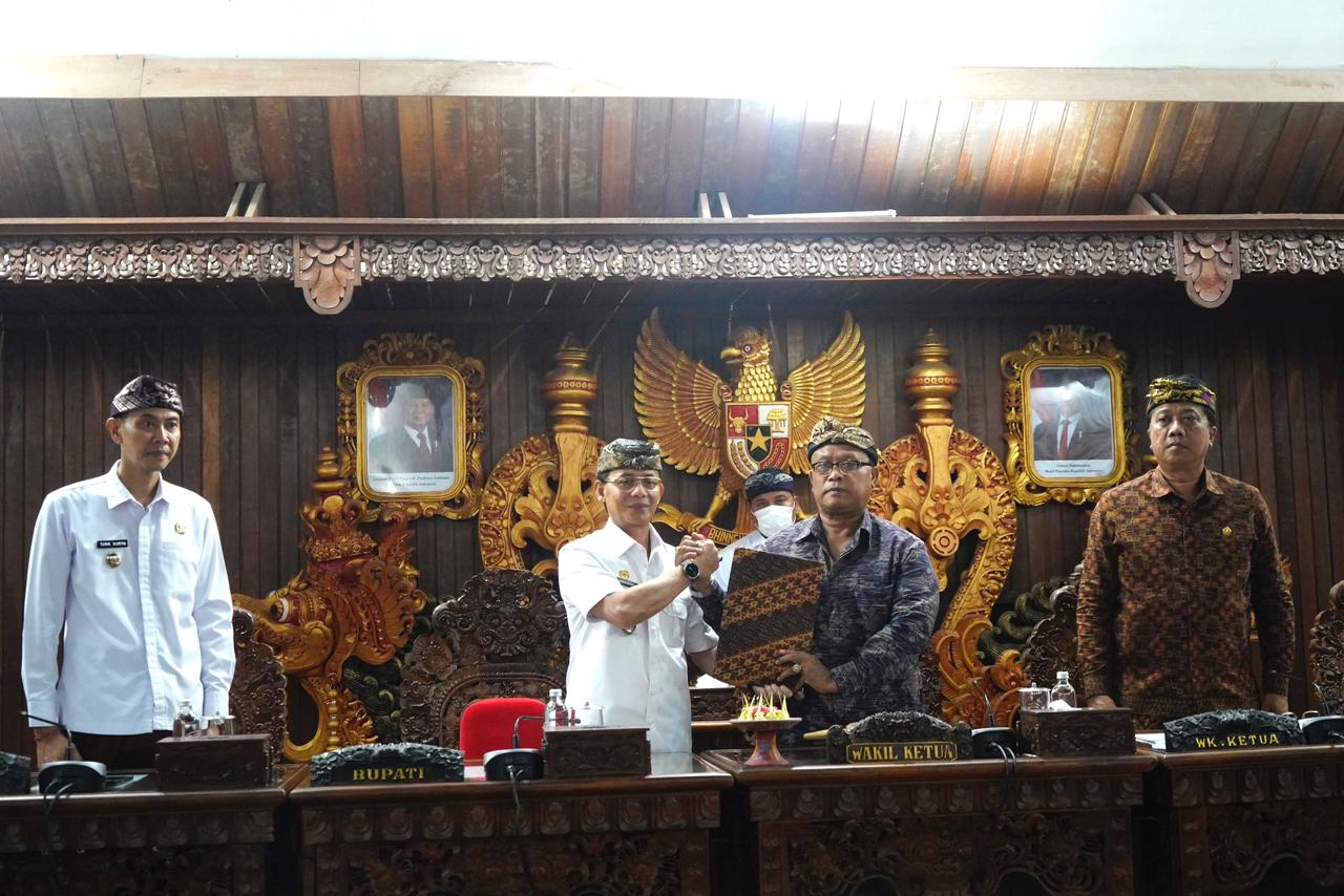 KLUNGKUNG, BALINEWS.ID – Pemerintah Kabupaten Klungkung menegaskan komitmennya dalam memperkuat identitas daerah melalui pembahasan dua Rancangan Peraturan Dae…