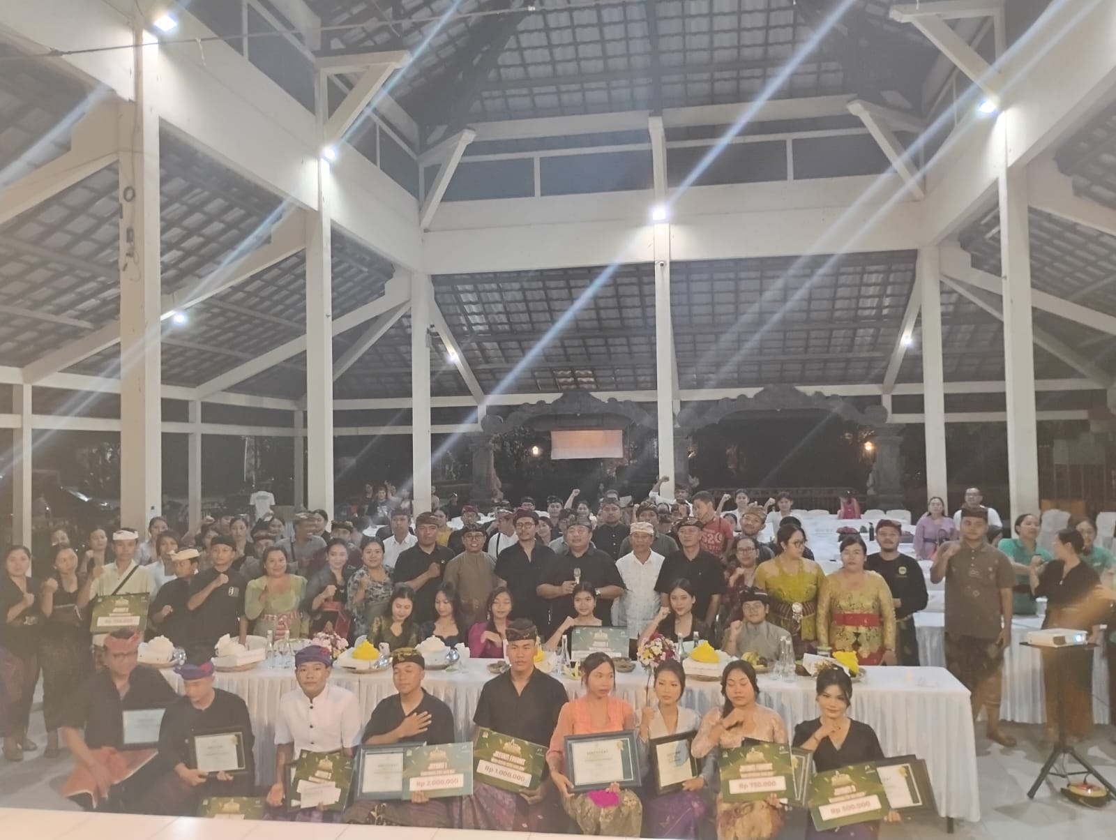 GIANYAR, BALINEWS.ID — Wimbakara Bulan Bahasa Bali Warsa VIII Tahun 2026 bertema “Jaga Basa Bali, Jaga Gumi Bali” menjadi ruang kreatif bagi generasi muda Bali…