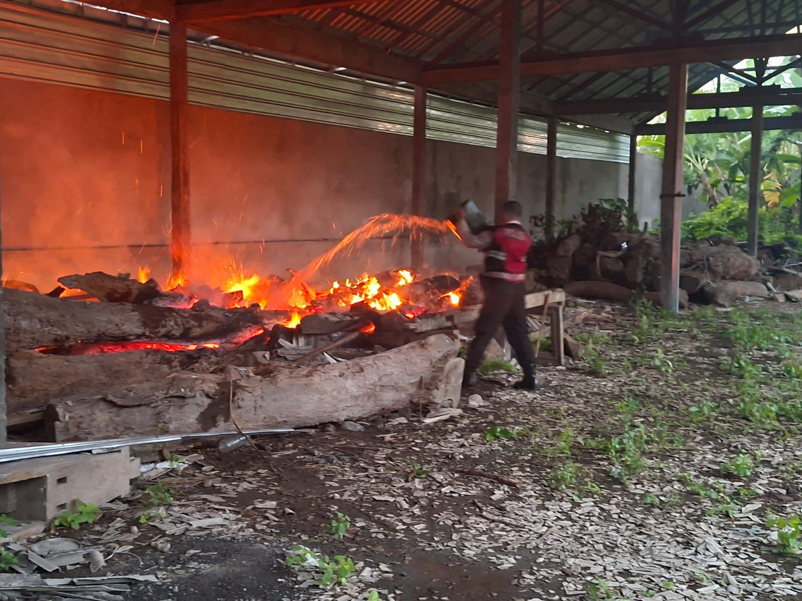 KLUNGKUNG, BALINEWS.ID – Sebuah bangunan bekas gudang Museum Gunarsa yang berlokasi di wilayah Kecamatan Banjarangkan, Kabupaten Klungkung, dilanda kebakaran p…