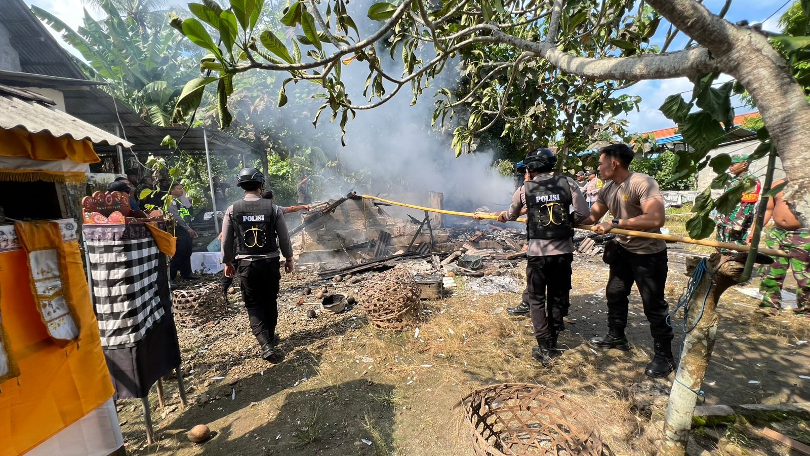 NUSA PENIDA, BALINEWS.ID – Kesigapan personel Polsubsektor Lembongan bersama Unit Jalak Nusa berhasil mencegah kebakaran rumah meluas di kawasan padat pendudu…