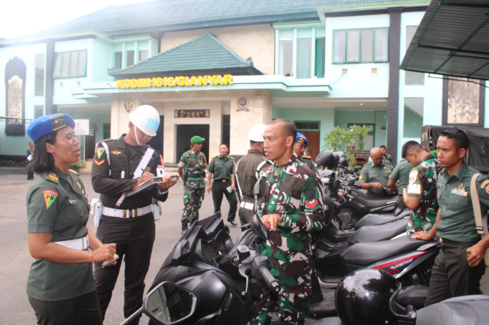 GIANYAR, BALINEWS.ID  – Dalam rangka menegakkan disiplin serta meningkatkan kepatuhan hukum prajurit dan PNS TNI, Kodim 1616/Gianyar menggelar sosialisasi Oper…