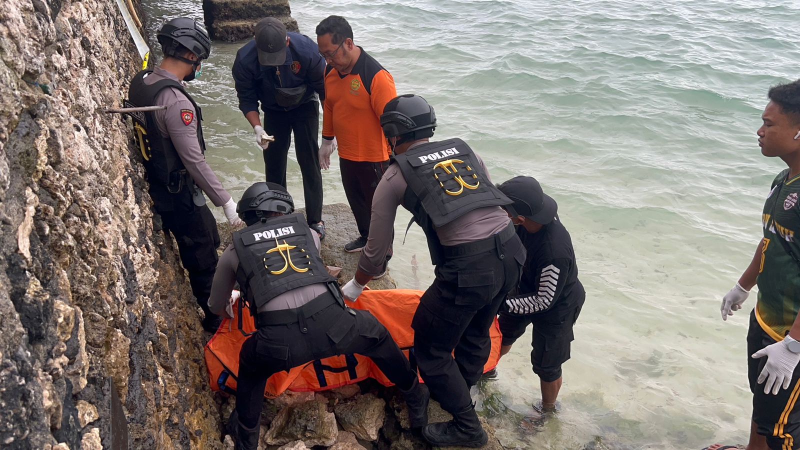 NUSA PENIDA, BALINEWS.ID – Aparat kepolisian dari Polsek Nusa Penida bergerak cepat menindaklanjuti laporan warga terkait penemuan sesosok jenazah yang diduga …